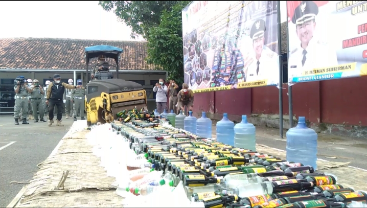 Gunakan Alat Berat, Plt Bupati Cianjur Musnahkan Ribuan Botol Minuman Beralkohol