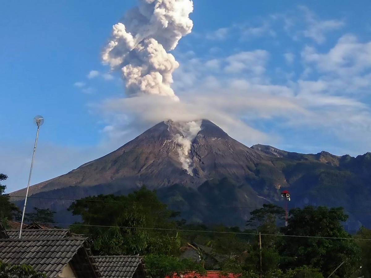 Tiga Kali Luncurkan Awan Panas Guguran, Status Gunung Merapi Siaga