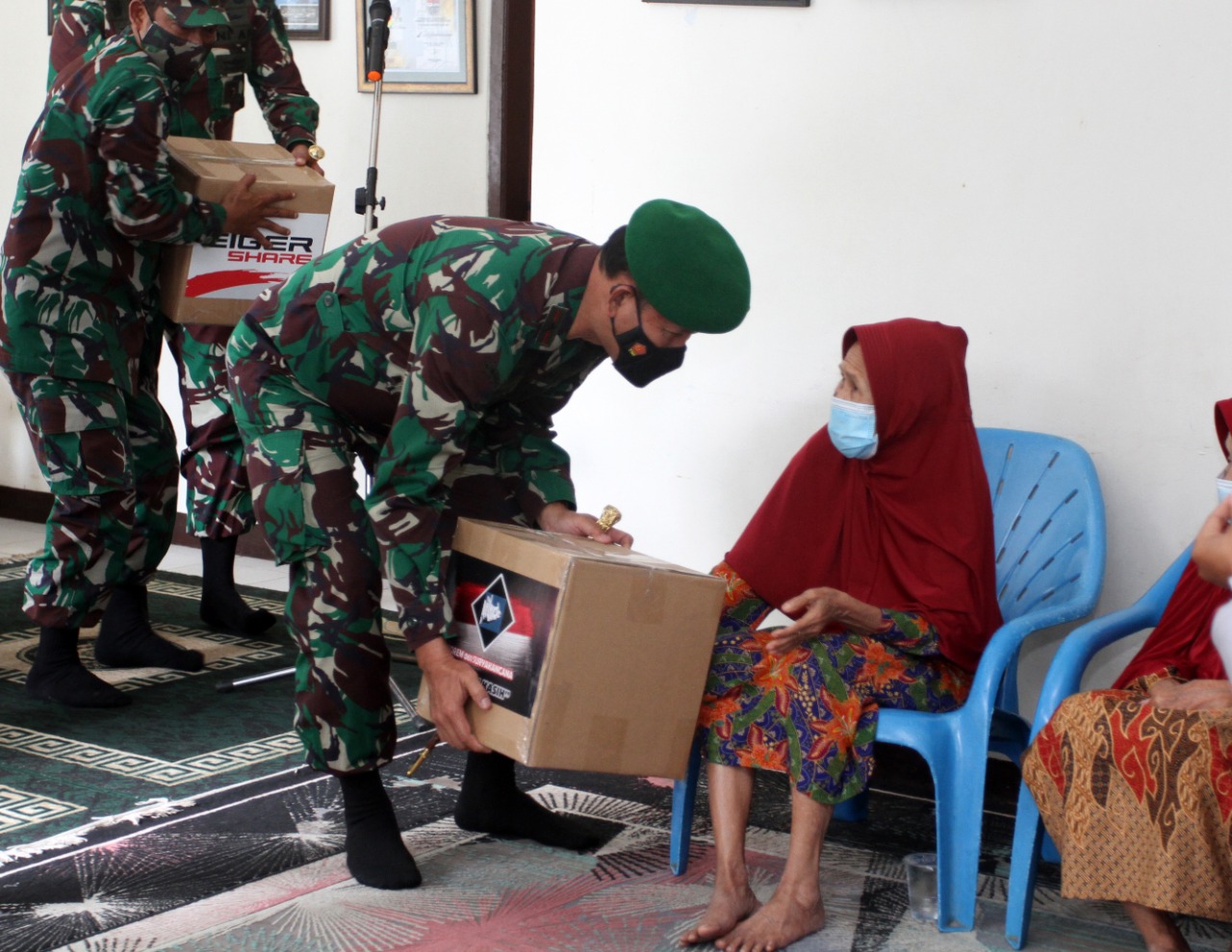 Jumat Berkah, Danrem 061/SK Kunjungi Pesantren Gelar dan Panti Jompo di Cianjur