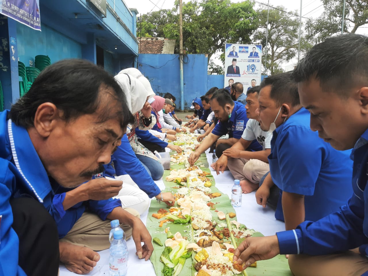 Bersyukur Hasil KLB Ditolak Kemenkumham, DPC Partai Demokrat Cianjur Ngaliwet Bareng