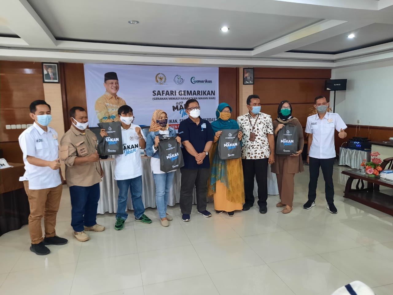 Safari Gemarikan di Cianjur, KKP dan Komisi IV DPR RI Salurkan 500 Paket Produk Olahan Ikan