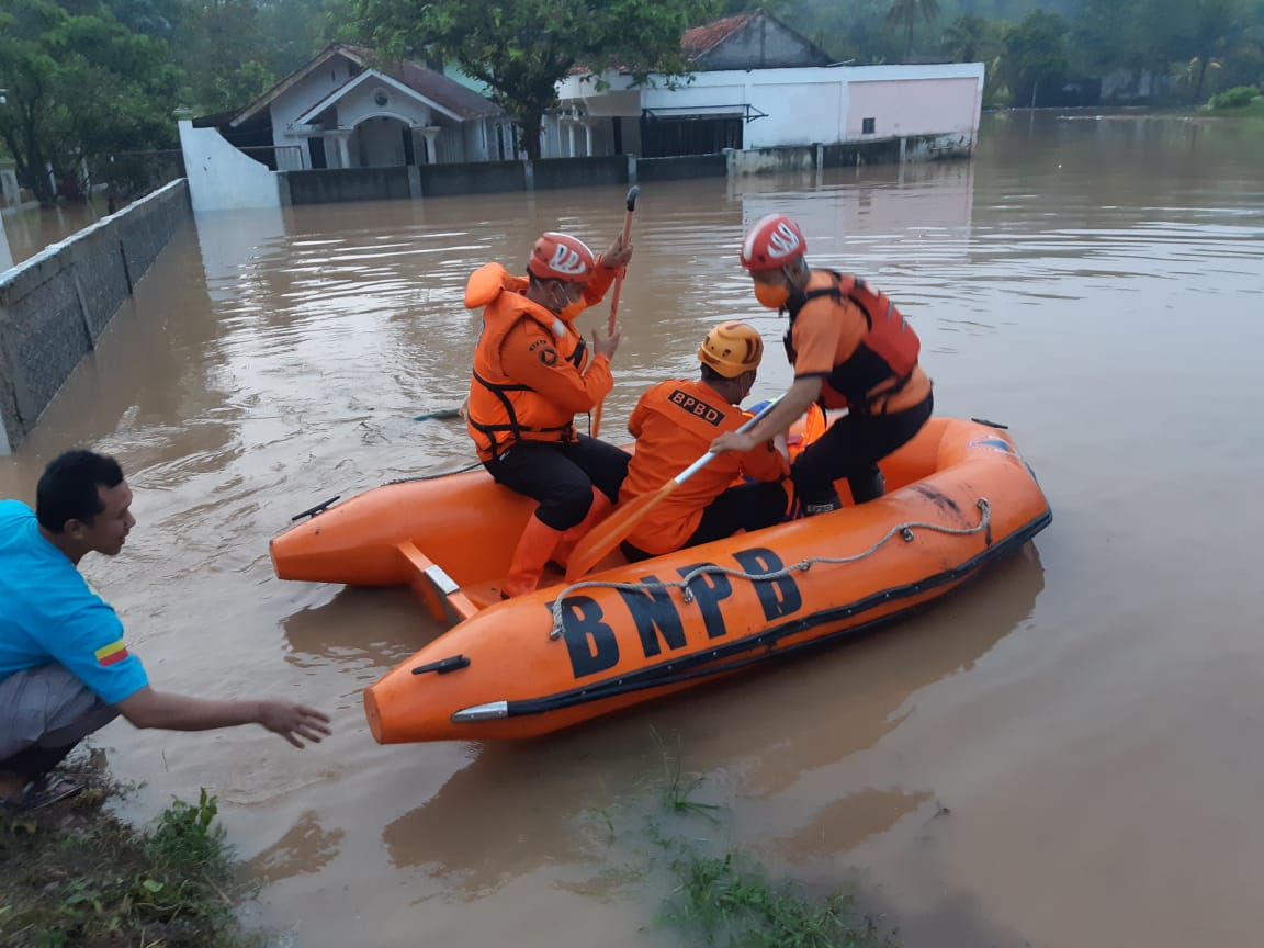 Banjir Rendam Belasan Rumah Warga di Mande Cianjur