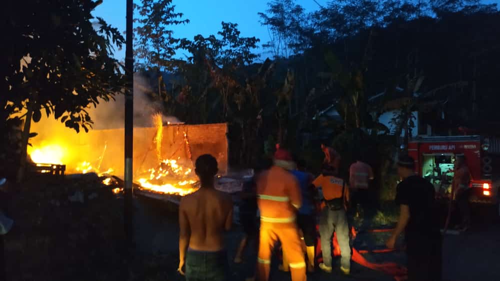 Pabrik Penggilingan Padi di Sindangbarang Cianjur Ludes Terbakar