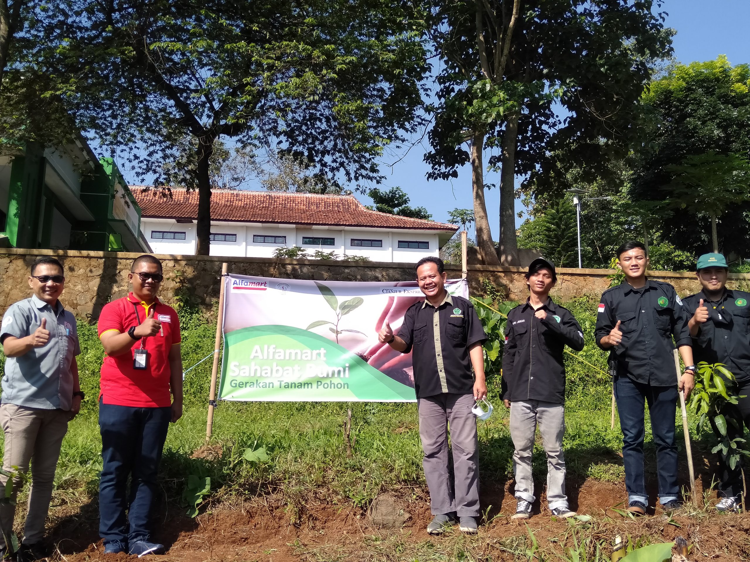 Sahabat Bumi, Alfamart Tanam 15.000 Pohon untuk Indonesia