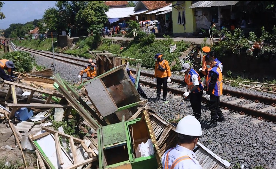 Pemkab Cianjur Tertibkan 105 PKL Dekat Rel Kereta