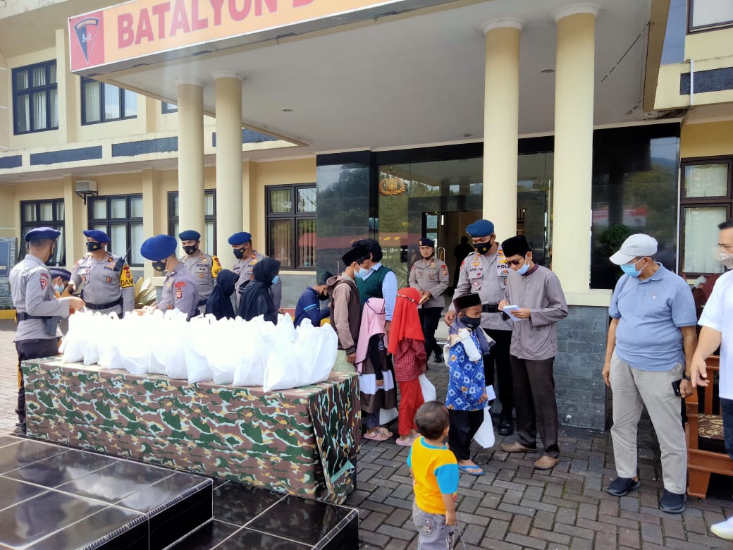 Bukti Kasih Brimob Jabar dan Yayasan Assafeer Jannatun Na'iim Santuni Anak Yatim di Bulan Ramadan