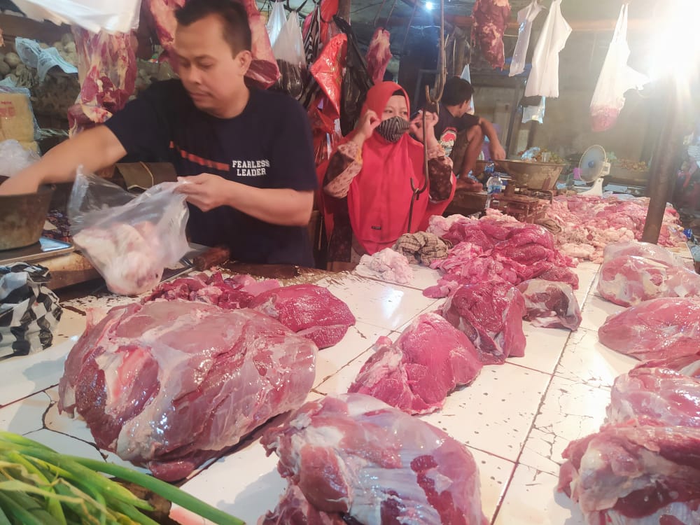 Harga Daging Sapi dan Ayam di Pasar Induk Cianjur Turun