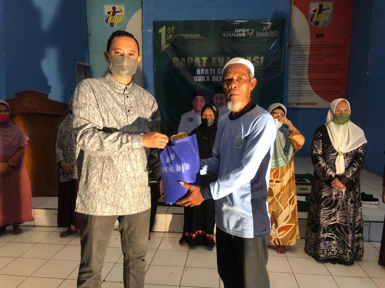 Kolaborasi KNPI dan BJB Cianjur Bagikan Sembako ke Masyarakat di Bulan Ramadan