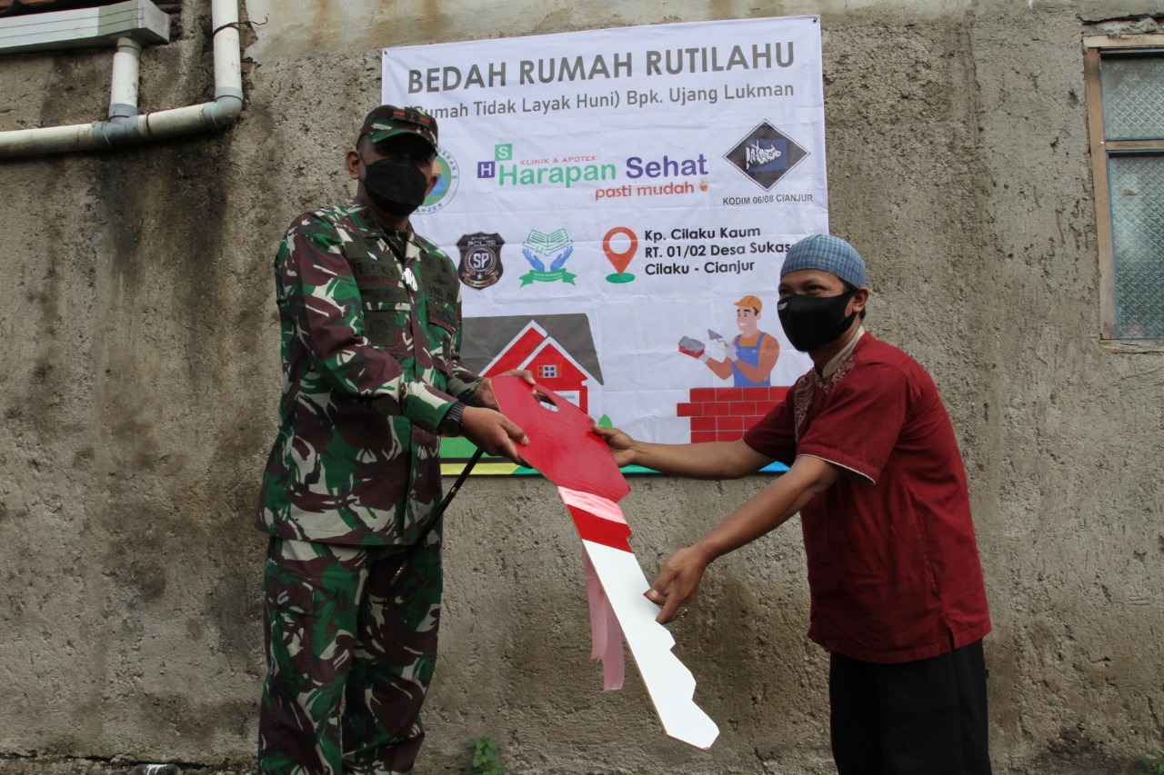 Klinik Harapan Sehat dan Kodim 0608/Cianjur Renovasi Rumah Warga di Sukasari Cilaku