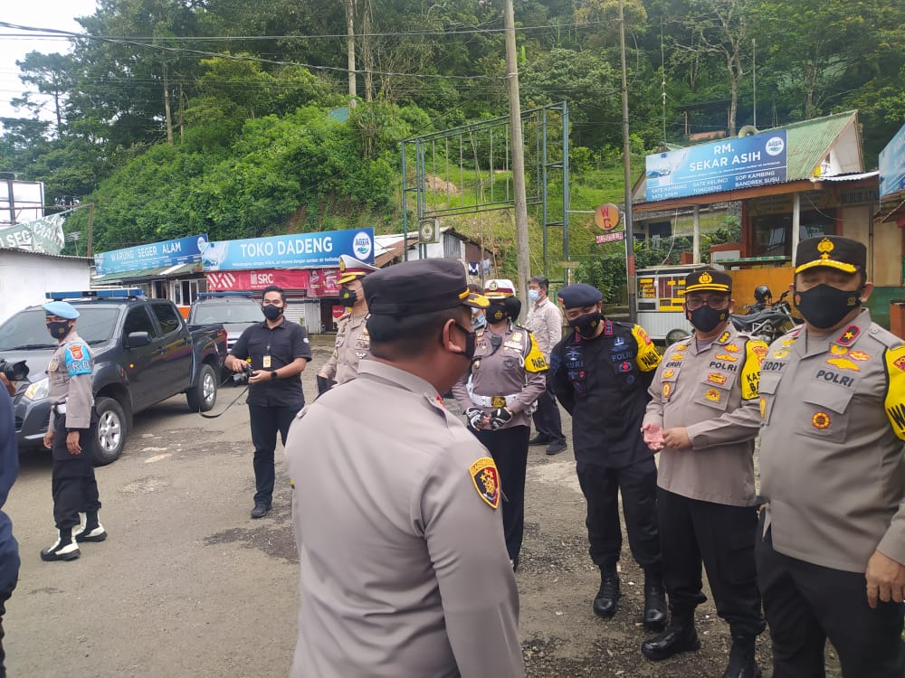 Petugas Gabungan Putar Balik Bus AKAP Bawa Pemudik di Perbatasan Cianjur-Bogor