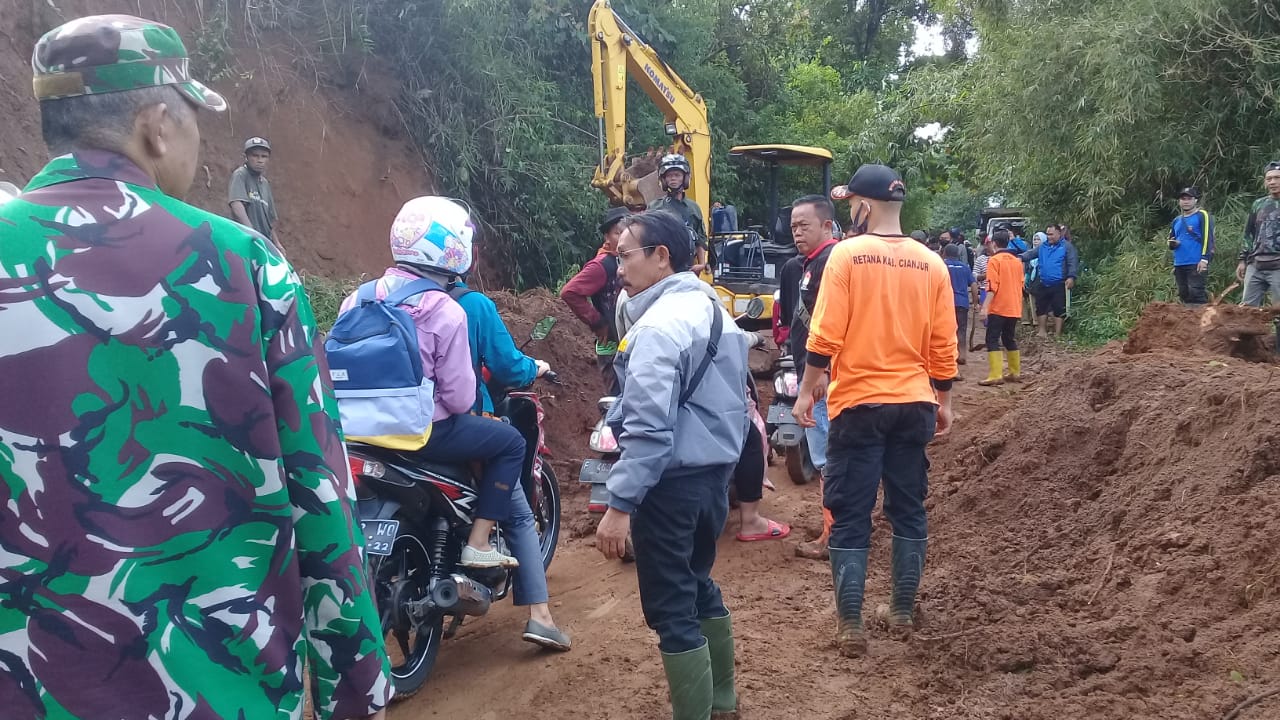 Jalan Mariwati Sukaresmi Cianjur yang Tertutup Longsor Sudah Bisa Dilalui Kendaraan