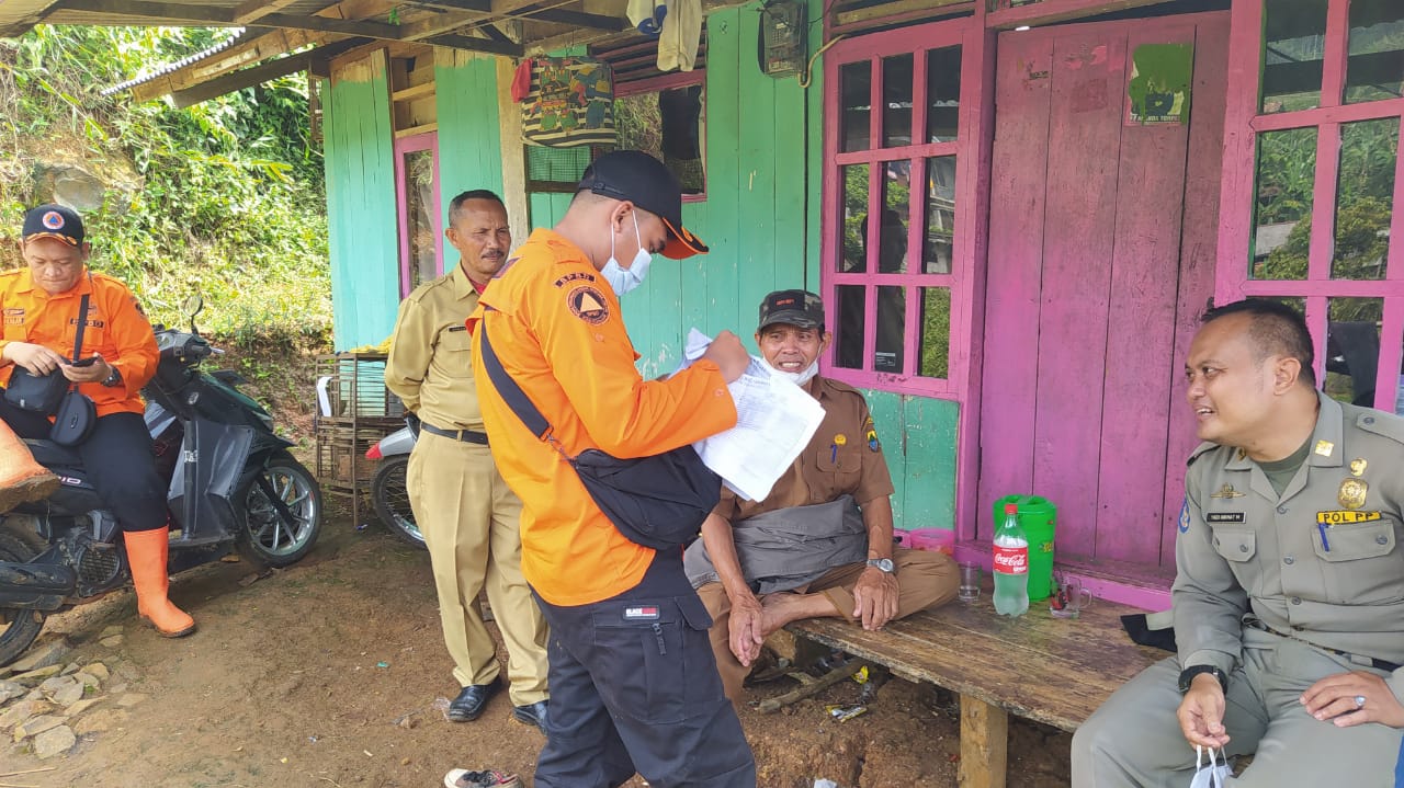 Enam Rumah di Cibeber Cianjur Terancam Longsor, Puluhan Jiwa Mengungsi