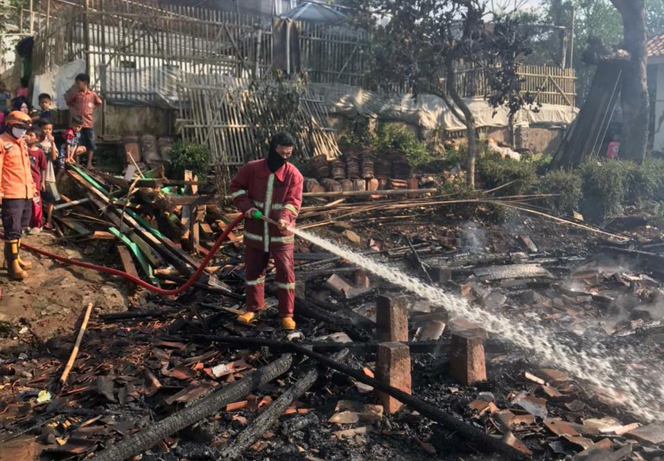 Sebuah Rumah di Mande Cianjur Hangus Terbakar