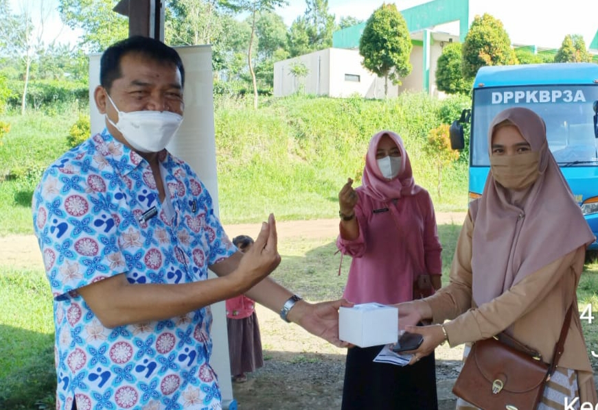 Peringati Hari Buruh, DPPKBP3A Cianjur Gelar Kegiatan Pelayanan KB di Pasir Sarongge Pacet