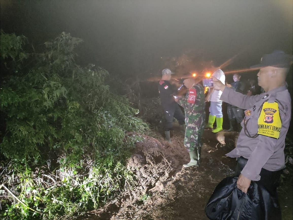 Longsor Tutup Akses Jalan Mariwati Sukaresmi, BPBD Cianjur Turunkan Alat Berat Hari Ini