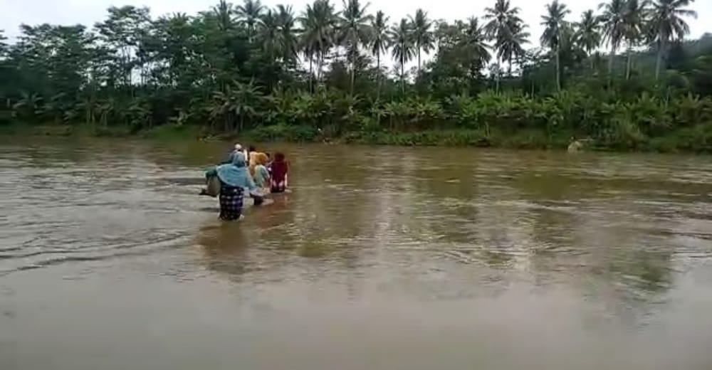 Ada Lagi Nih Jembatan Putus di Cianjur, Warga Terpaksa Turun ke Sungai untuk Menyebrang