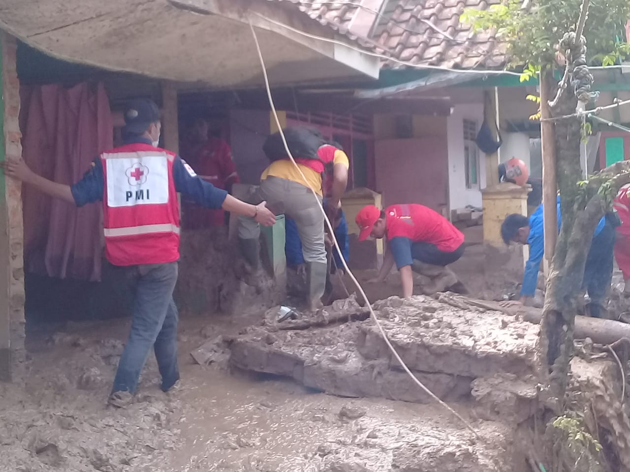 PMI Cianjur Terjunkan Personil ke Lokasi Bencana Longsor di Desa Cibokor Cibeber