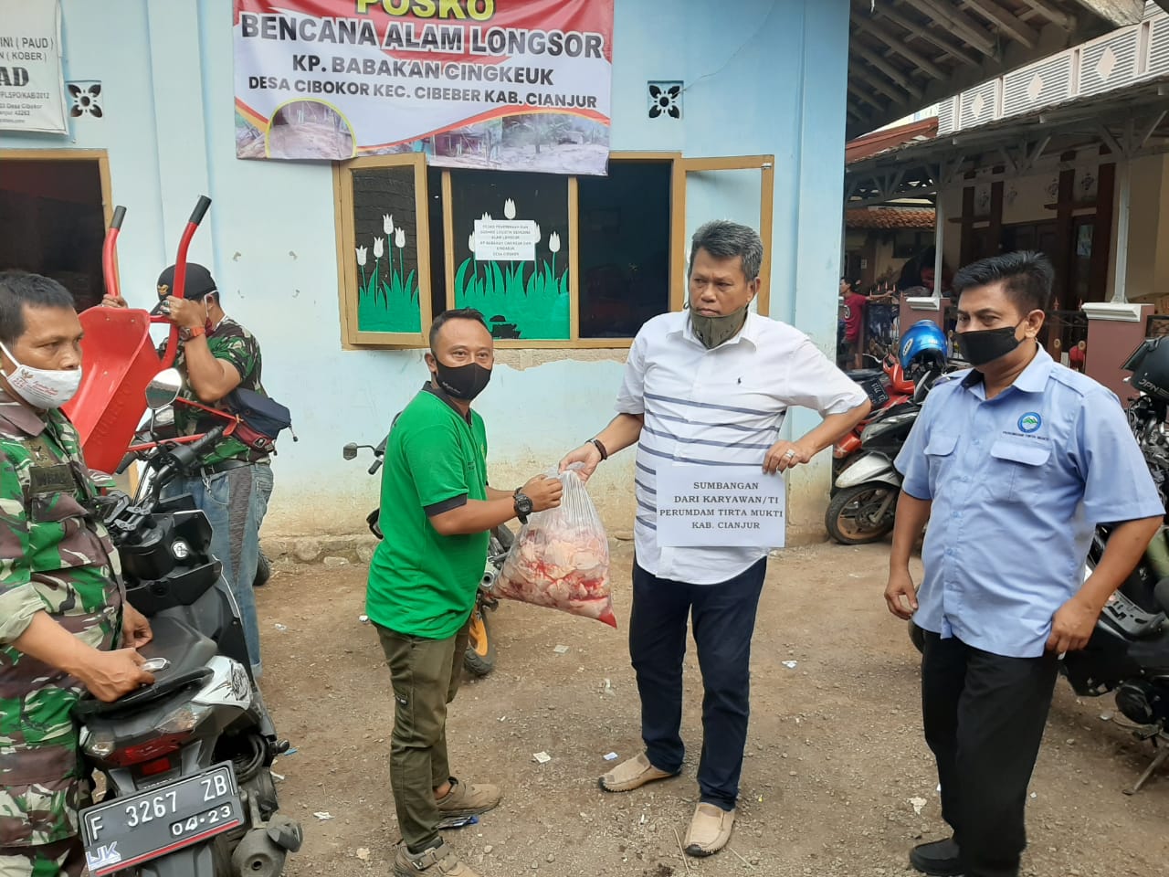 Perumdam Tirta Mukti Salurkan Bantuan 1000 Potong Ayam dan Air Bersih Bagi Korban Longsor Cibokor Cibeber