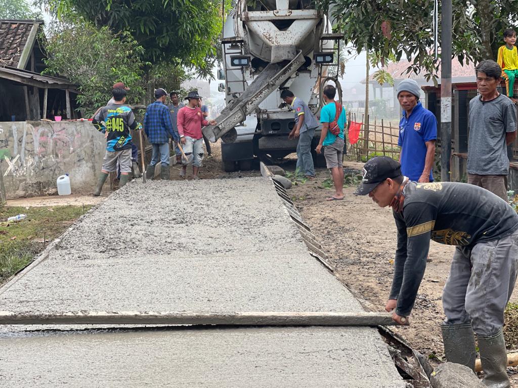 PT Padi Beton Salurkan CSR Cor Beton untuk Pembangunan Jalan di Bojonglarang Cijati