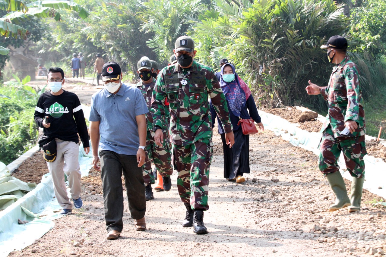 Dandim 0608 Cianjur Tinjau Kegiatan TMMD di Mande Cianjur