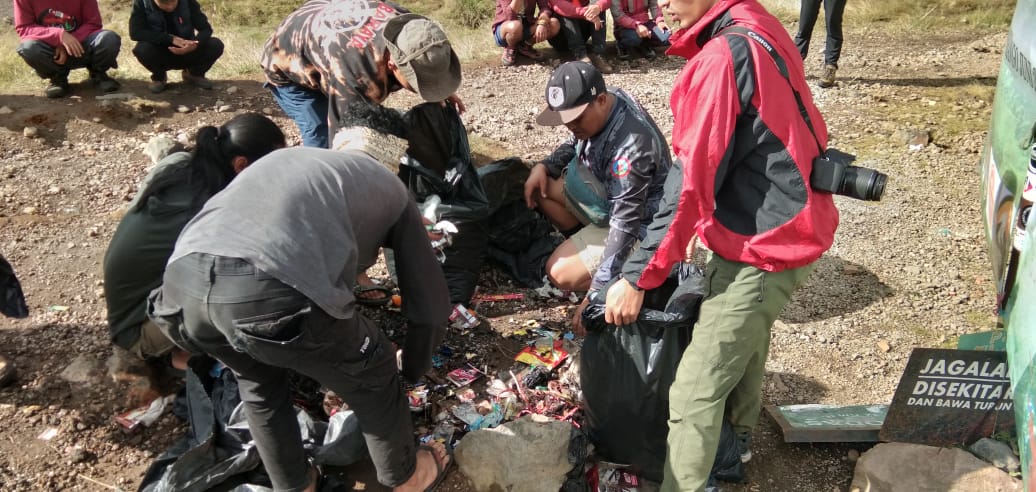 1,12 Ton Sampah Para Pendaki Diturunkan dari Gunung Gede Pangrango