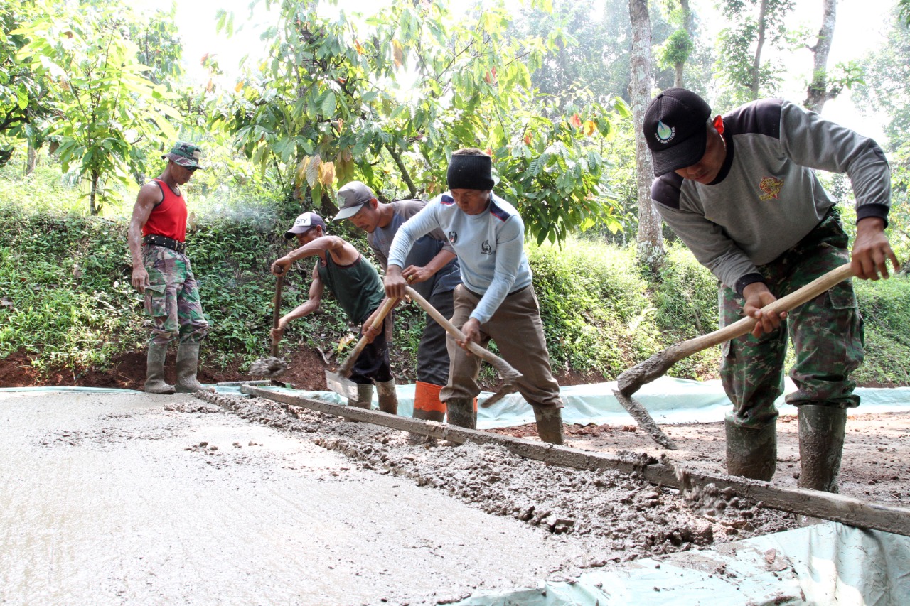 Begini Suasana Keakraban Personil TNI dan Warga di Lokasi TMMD ke-111 Mande Cianjur