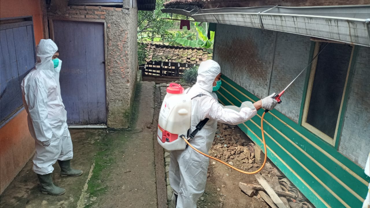 Pasca Tanggap Darurat, PMI Cianjur Kembali Semprot Disinfektan di Lokasi Bencana Longsor Cibokor Cibeber