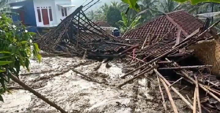 Longsor di Cibeber, Puluhan Rumah Rusak, Ratusan Jiwa Mengungsi