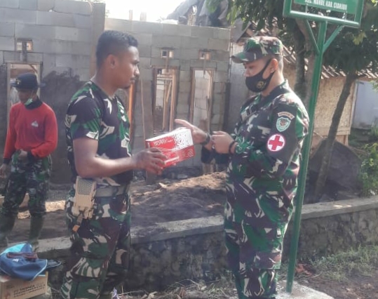 Jaga Kebugaran, Prajurit TNI di Lokasi TMMD Mande Cianjur Dapat Suplai Vitamin