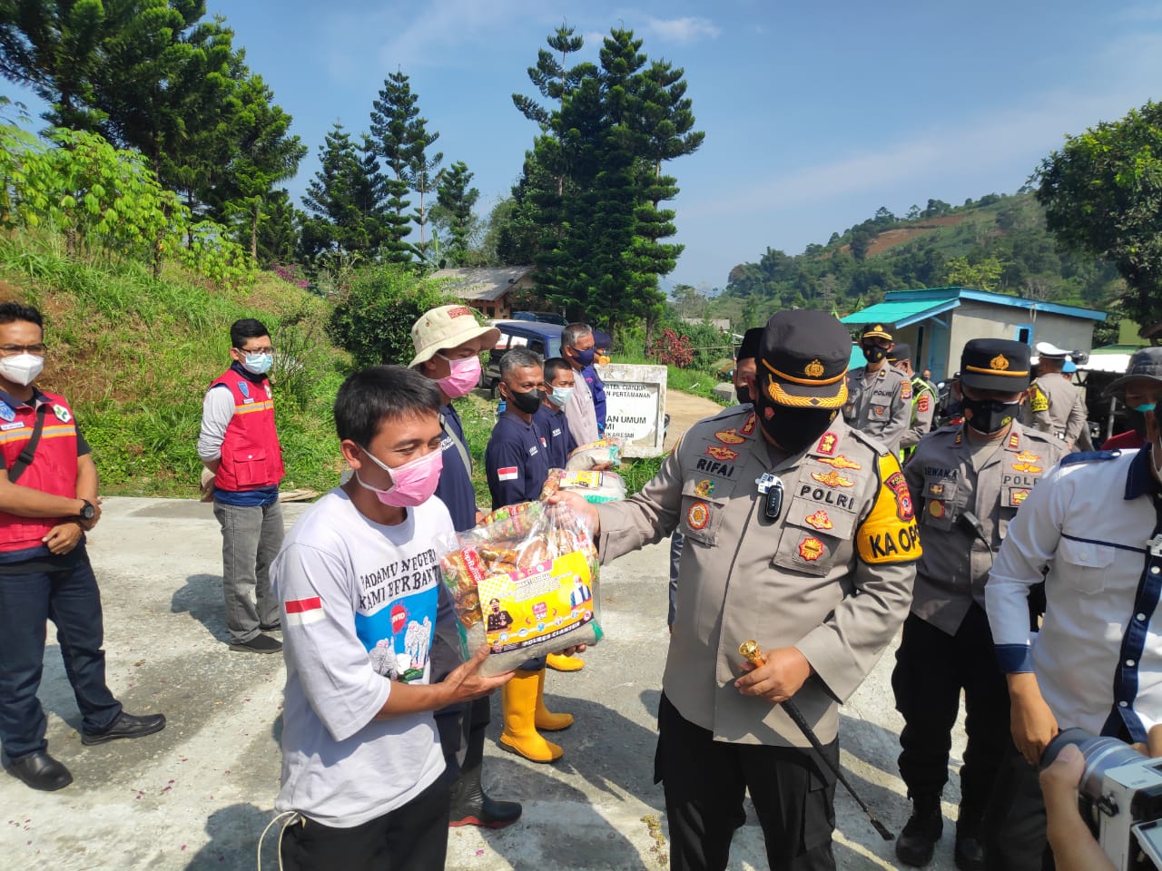 Polres Cianjur Bagikan Sembako ke Warga dan Tukang Gali Kuburan di Sukaresmi, Kejaksaan Gelar Vaksinasi