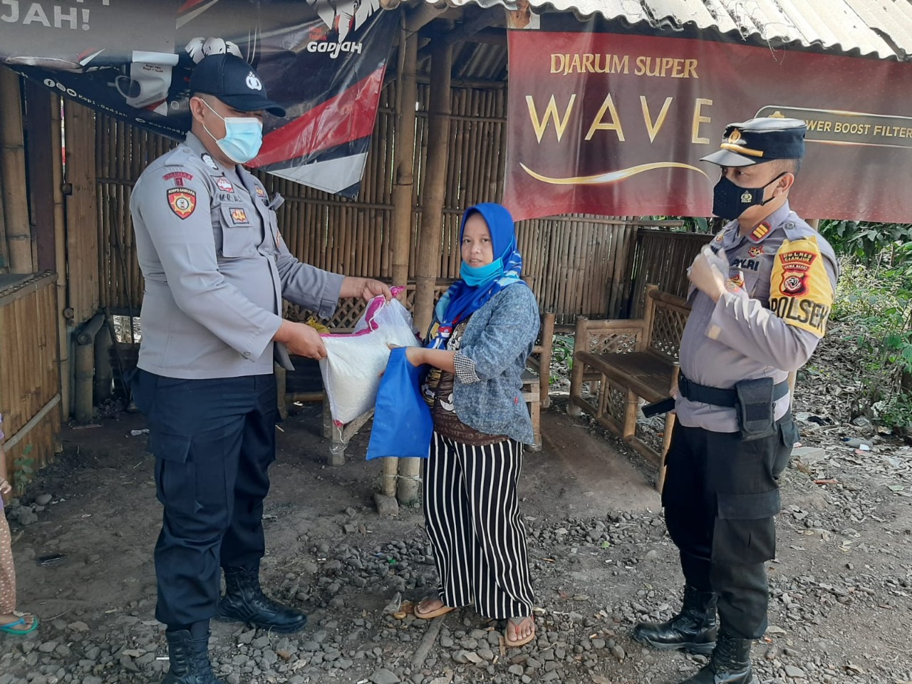 Ringankan Beban Warga, Polsek Cikalongkulon Bagikan Paket Sembako