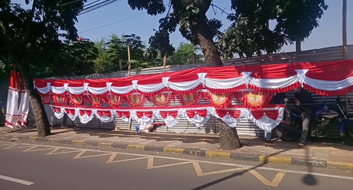 Pedagang Bendera Mulai Marak di Cianjur