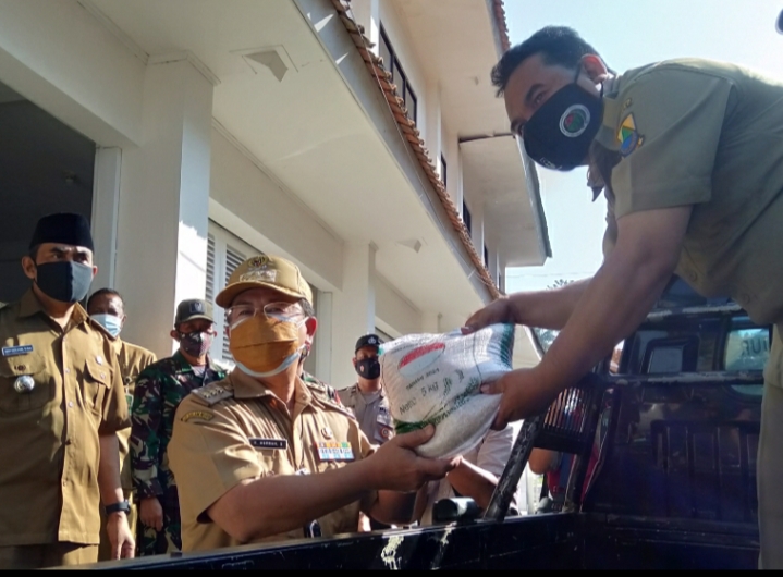 Pemkab Cianjur Salurkan Bansos Beras Bagi 3000 KPM Terdampak PPKM