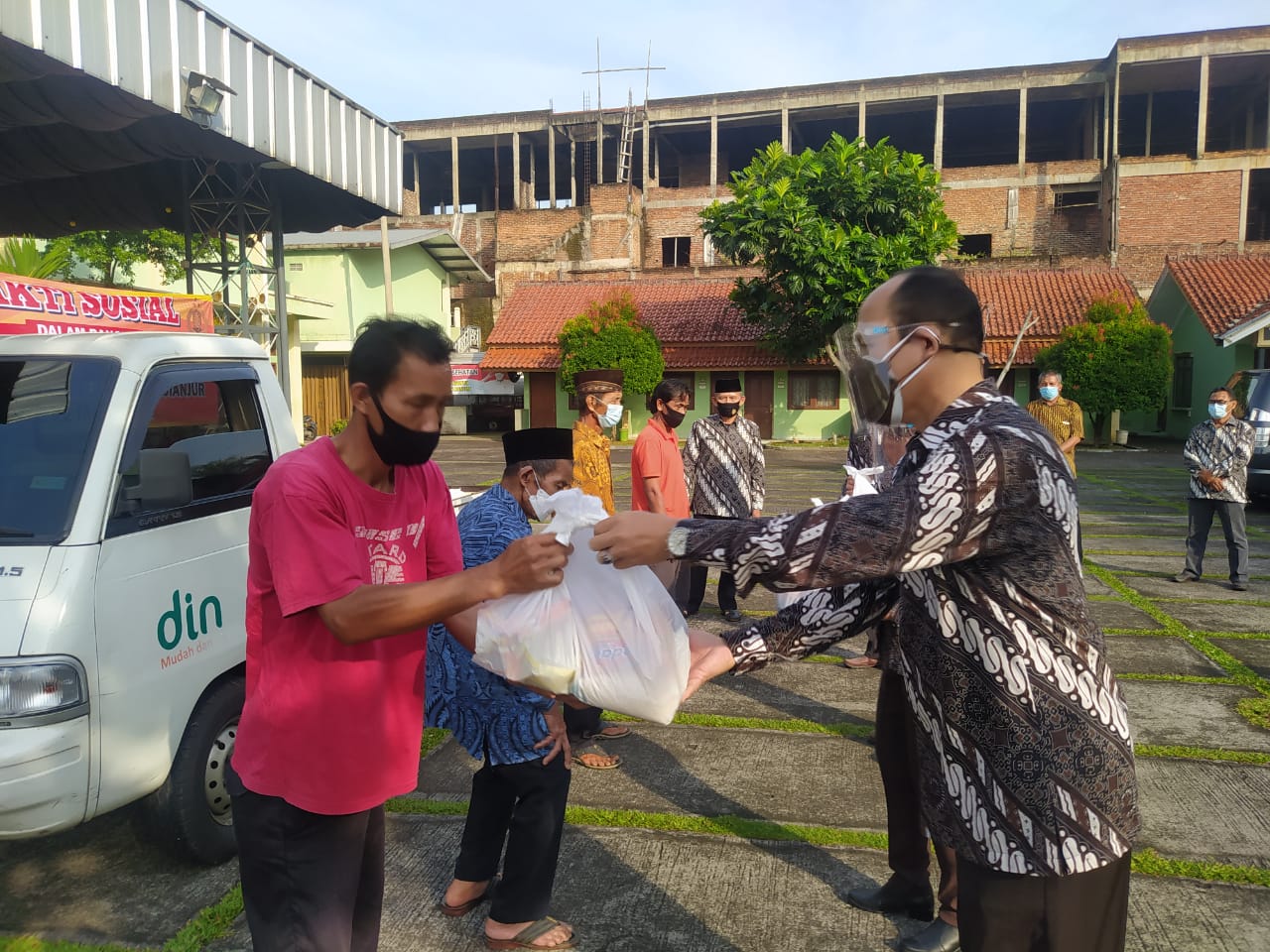 Tukang Becak hingga Kusir Delman di Cianjur Dapat Bantuan Sembako dari Purnawirawan Polri