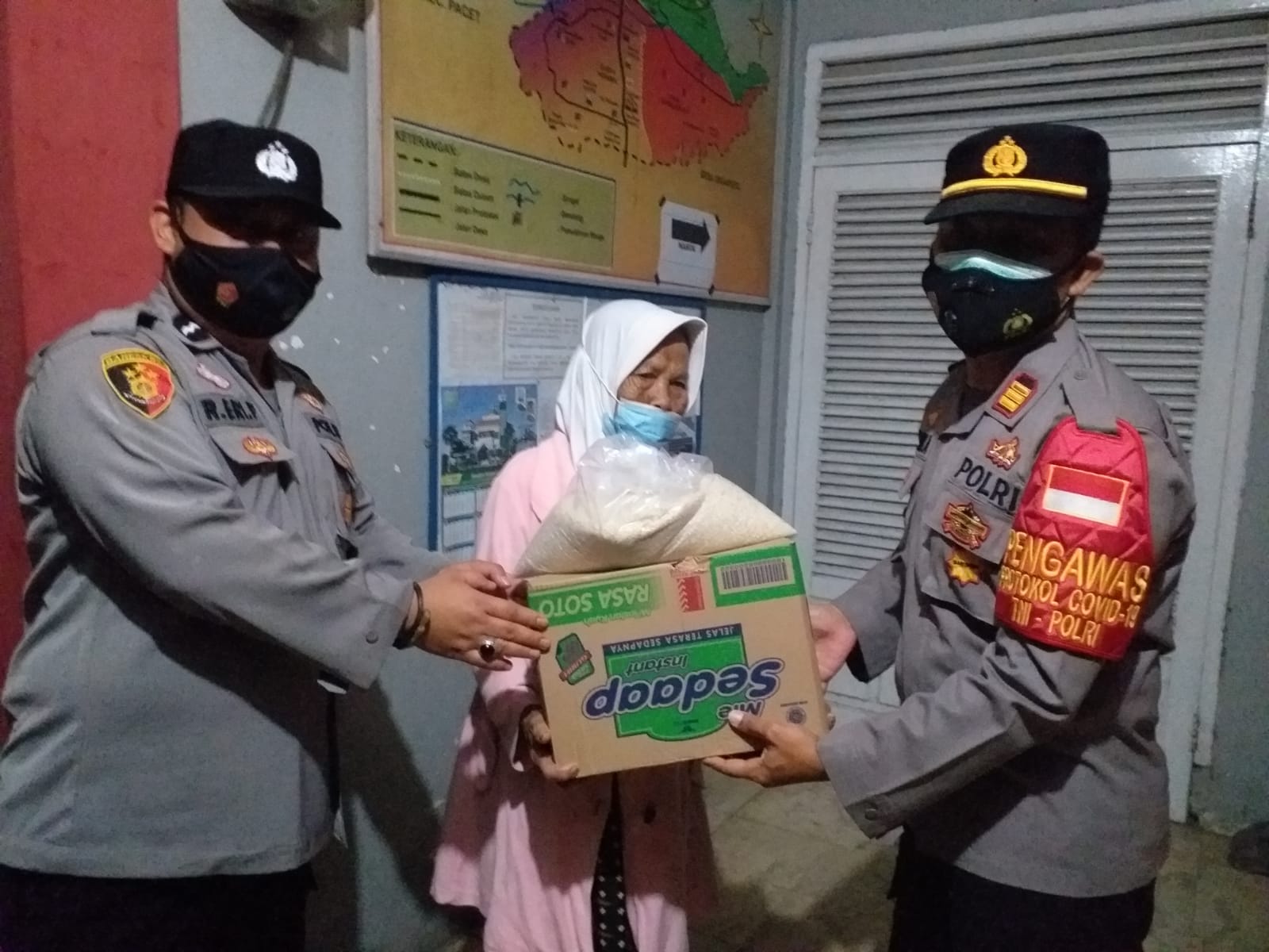 Polsek Sukaresmi Salurkan Sembako Bagi Warga Terdampak PPKM Darurat