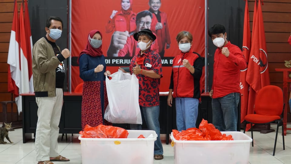 PDI Perjuangan Jabar Bagikan Daging Kurban dari Rumah ke Rumah