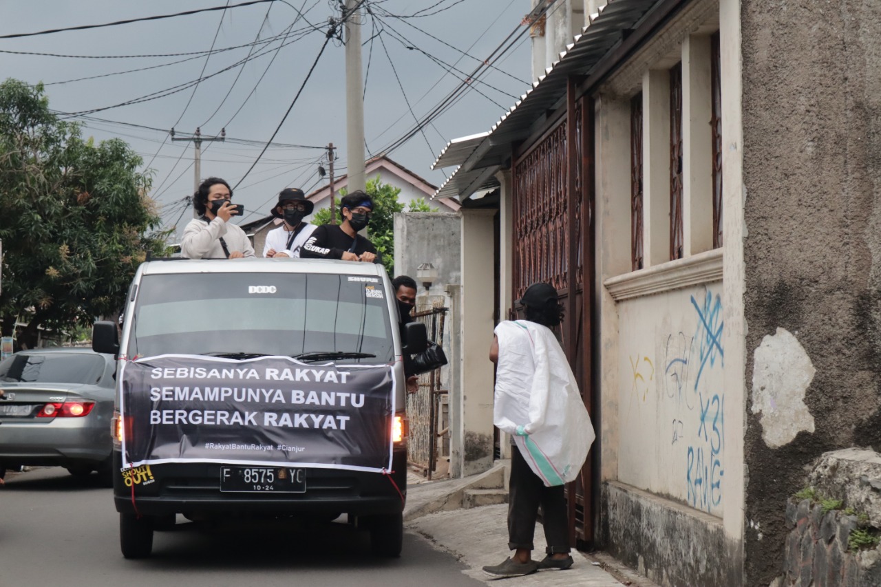 Peduli Sesama di Tengah Pandemi, Sejumlah Pemuda di Cianjur Lakukan Aksi Bagi-bagi Sembako