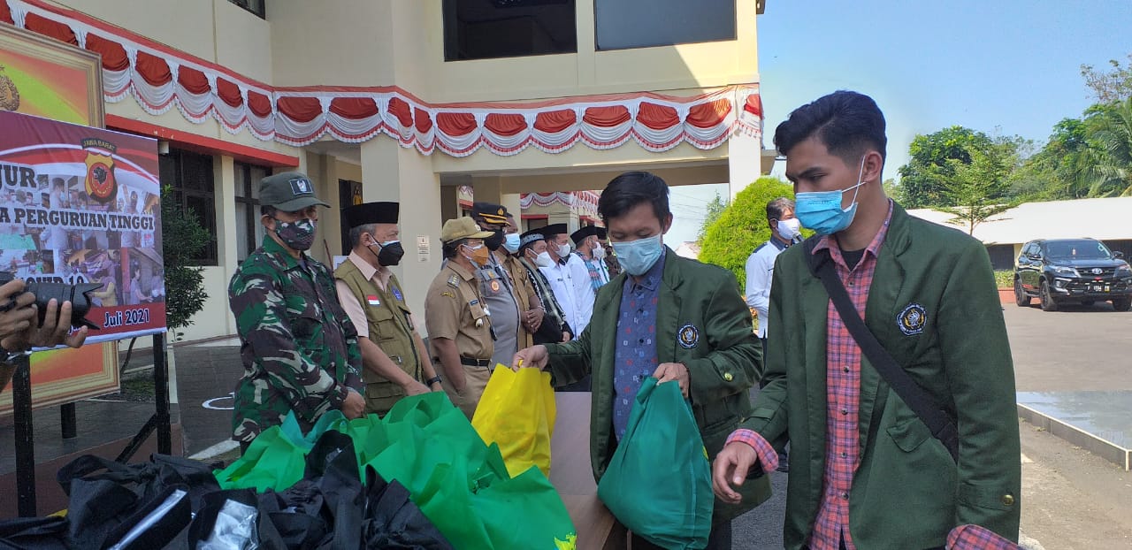 Polres Cianjur Libatkan Tokoh Agama hingga BEM Salurkan Bansos Bagi Warga Terdampak Covid-19