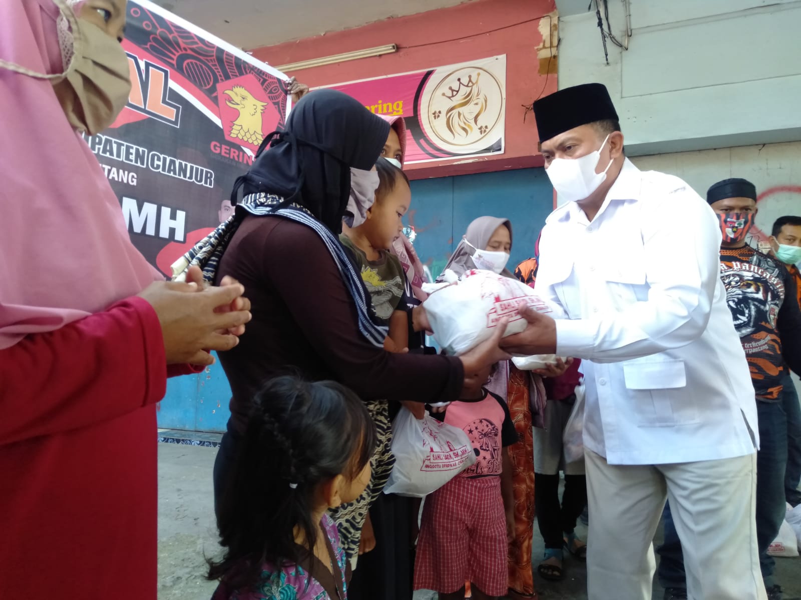 PAC PP Kecamatan Cianjur Bagikan Ratusan Paket Sembako, Warga: Alhamdulillah, Terima Kasih