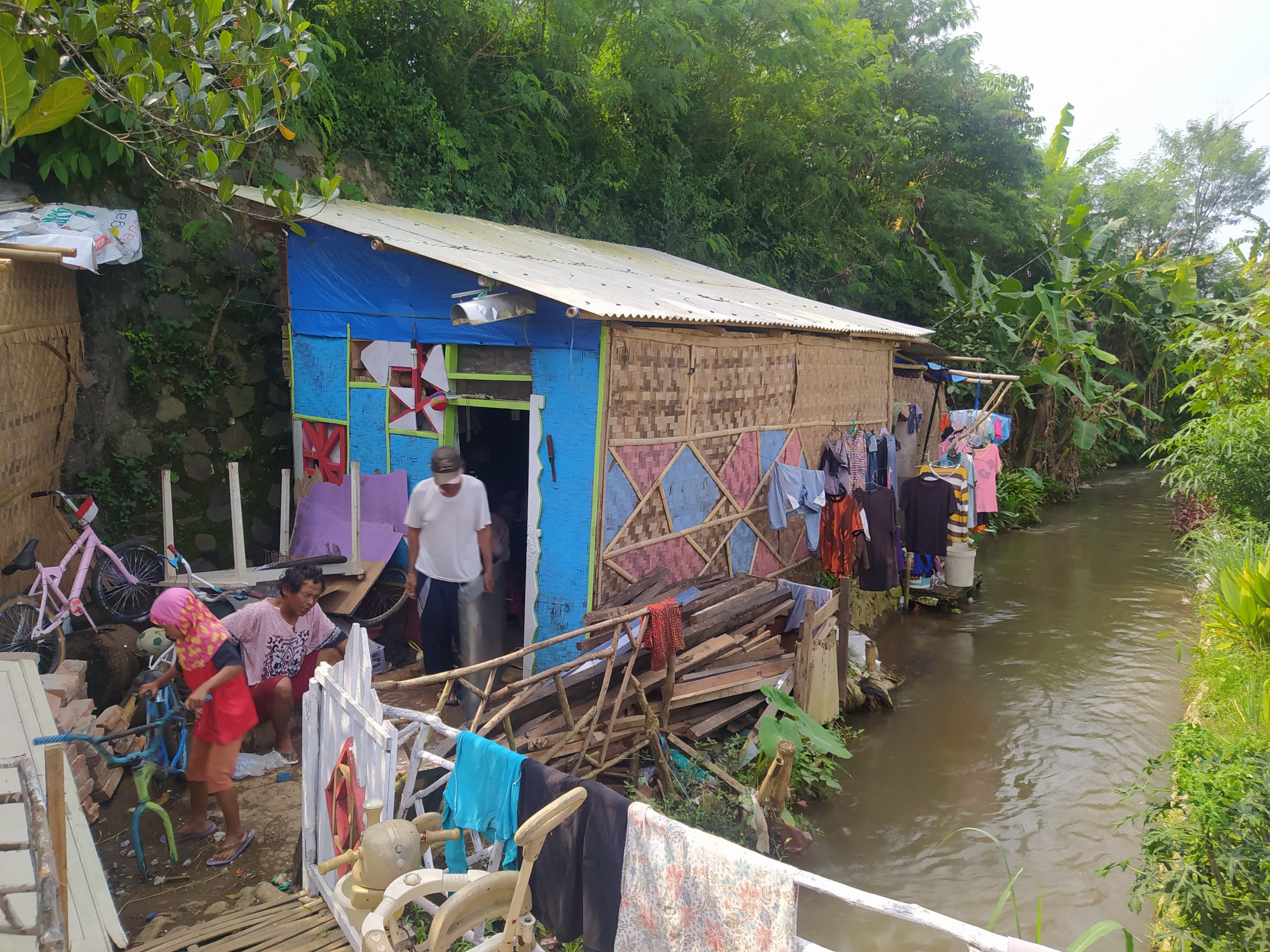 Keterbatasan Ekonomi, Dua KK di Cianjur Terpaksa Tinggal di Bantaran Sungai Ciraden