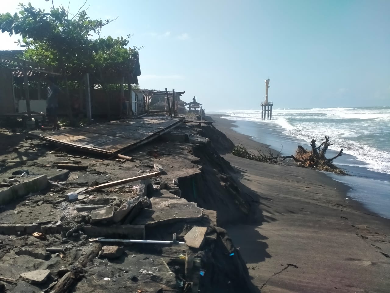 Pantai Apra Abrasi Dihantam Gelombang Pasang, Begini Tanggapan Dewan Cianjur