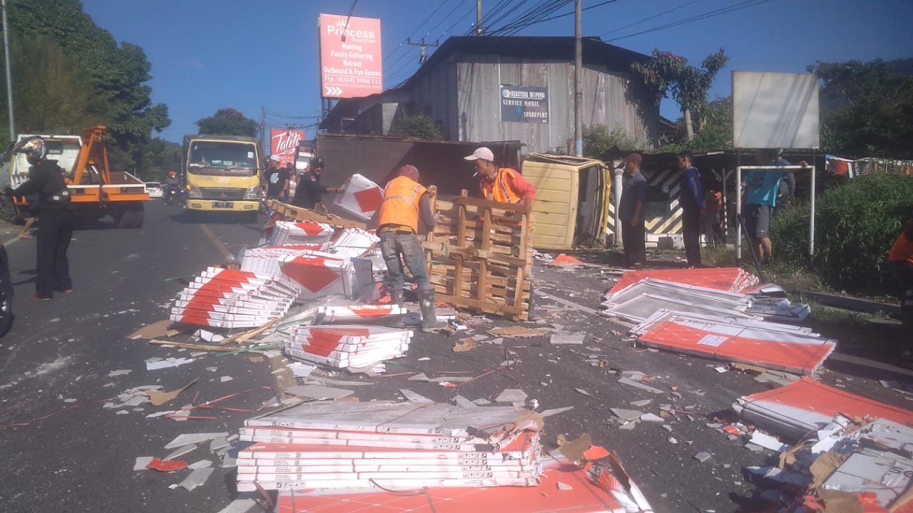 Diduga Rem Blong, Truk Muatan Keramik Terguling di Ciloto Cianjur, Satu Orang Tewas