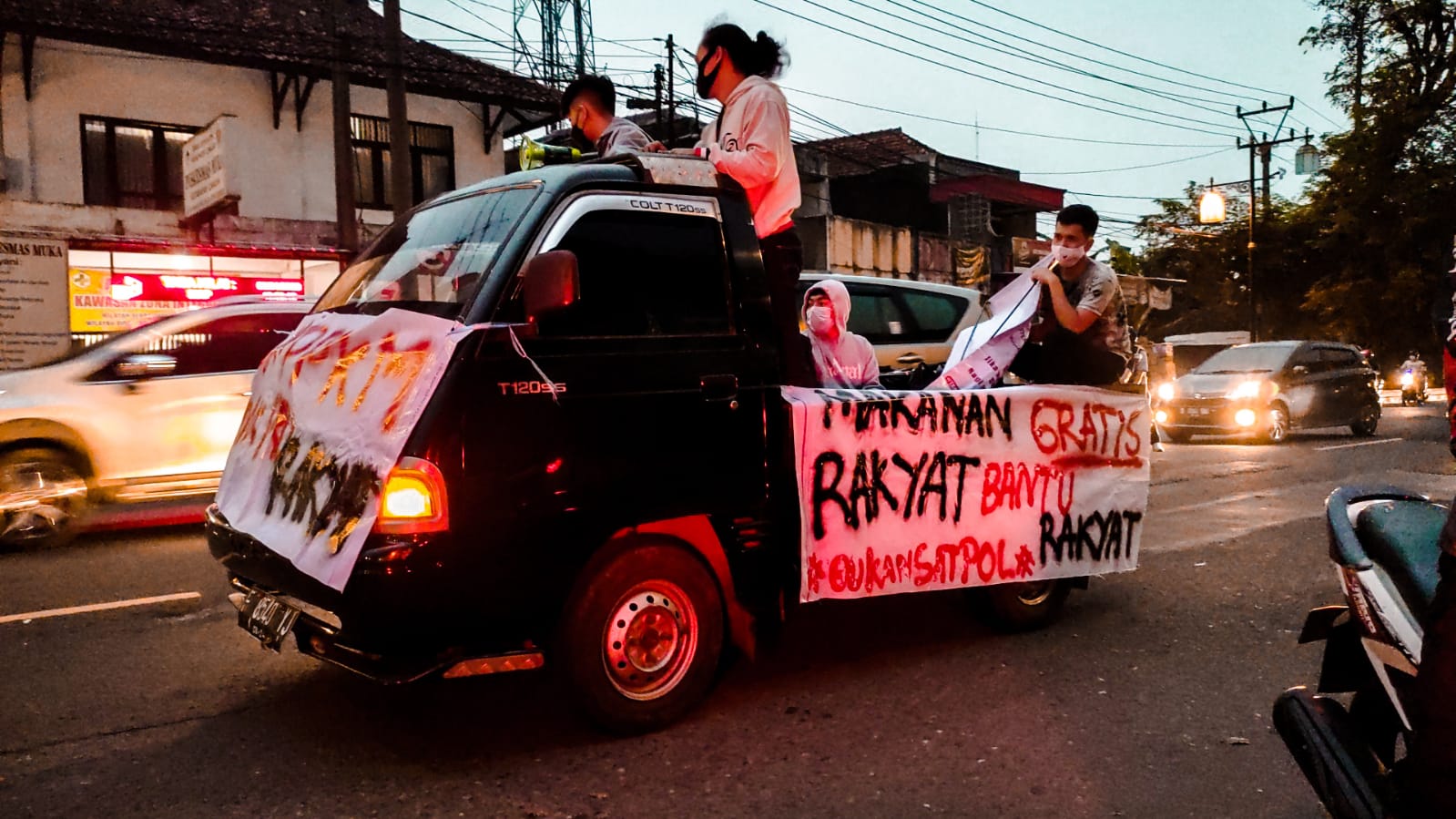 Usung Tagline #RakyatBantuRakyat, Cianjur Foundation Bagikan Ratusan Paket Makanan ke Warga Terdampak Pandemi 