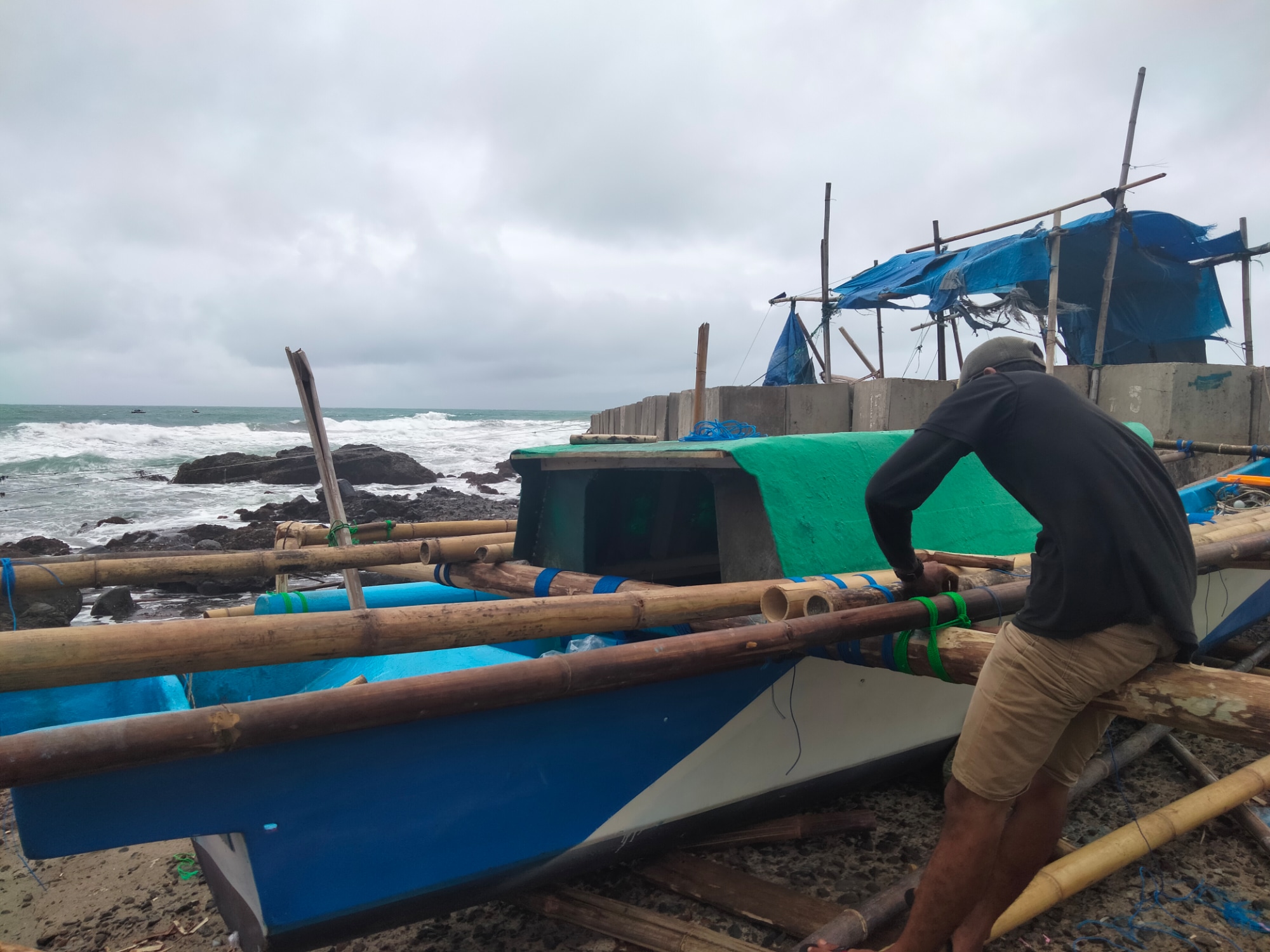 Perahu Nelayan di Pelabuhan Jayanti Cianjur Rusak Diterjang Ombak Besar