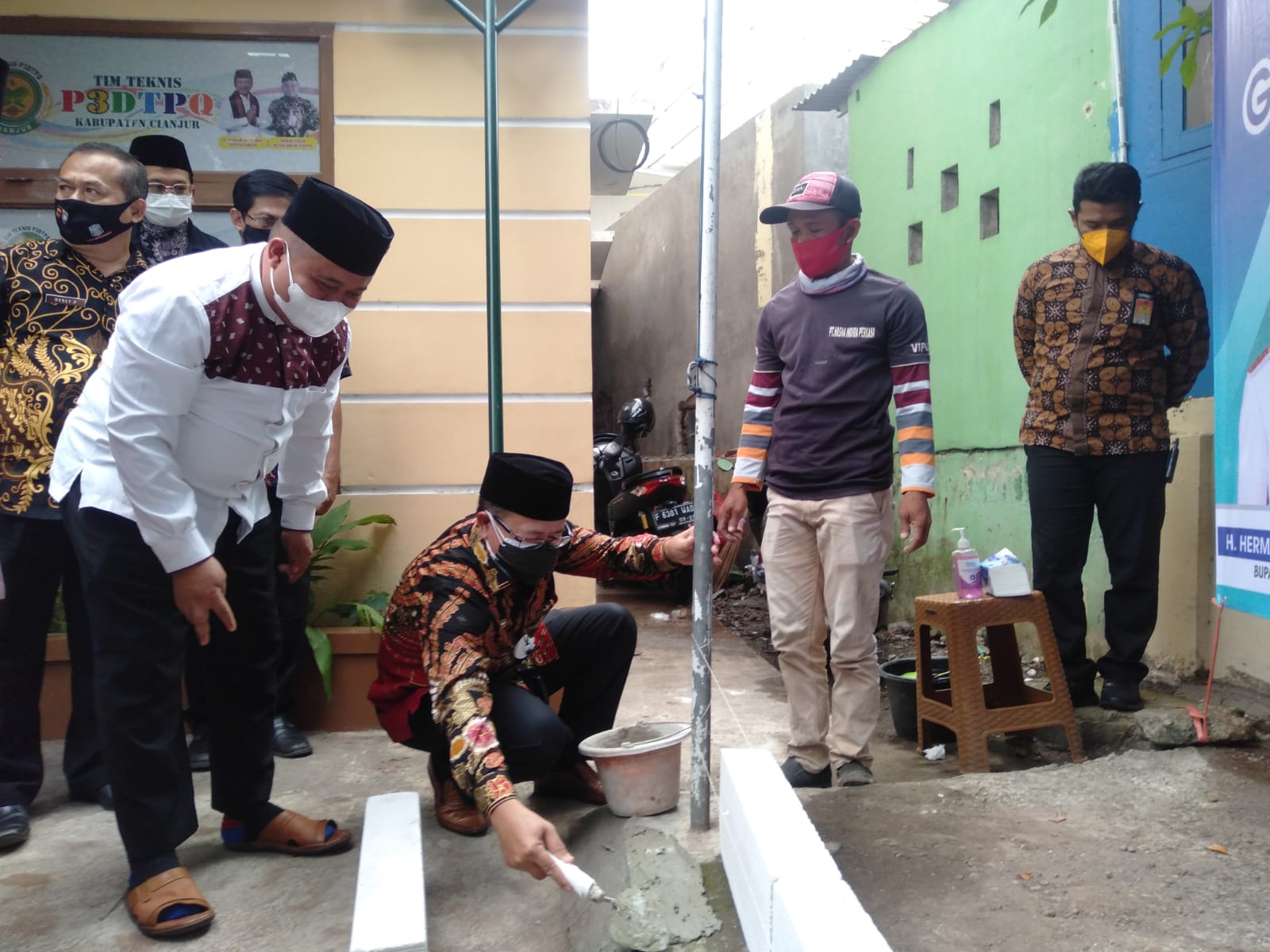 Usai Salurkan Stimulan, Bupati Cianjur Lakukan Peletakan Batu Pertama Pembangunan Gedung Koperasi Diniyah Manj