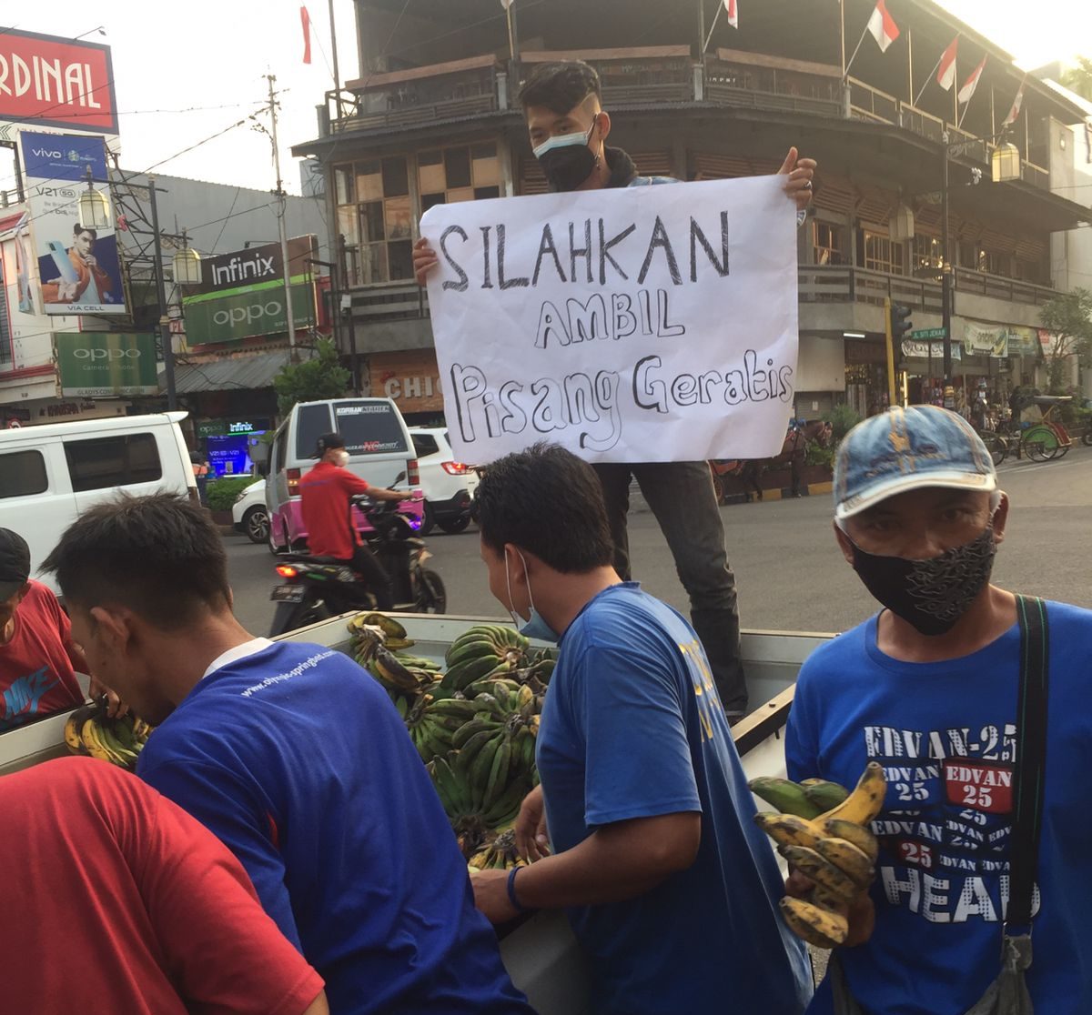 Bagikan Pisang Gratis ke Warga, Aksi Nyata Cianjur Foundation Kampanyekan Gerakan Konsumsi Pangan Lokal