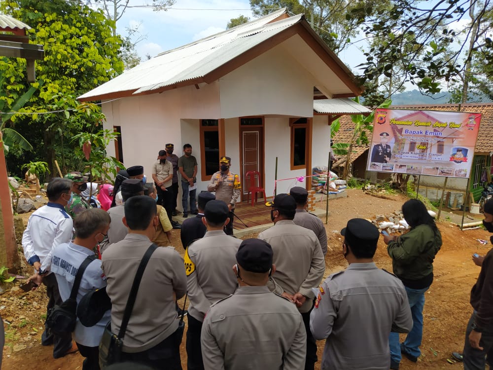 Bertahun-tahun Tinggal di Gubuk Reyot, Emun Akhirnya Dapat Rumah Layak Huni