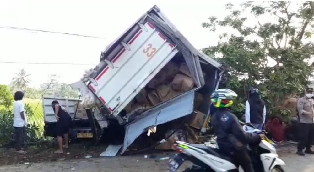 Laka di Bangbayang Cianjur, Tronton Tabrak Tronton, Satu Orang Tewas