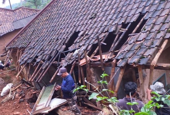 Angin Kencang Sapu Rumah Warga, Satu Orang Mengalami Luka-luka