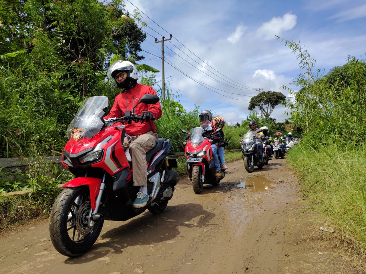 Tips Aman Berkendara Melewati Jalan Rusak dan Berlubang